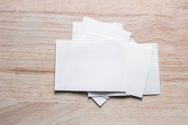 Boş portre mock-up kağıt. Broşür dergi izole kahverengi ahşap masa, değiştirilebilir arka plan / beyaz kağıt ağaç izole