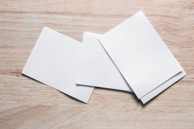 Boş portre mock-up kağıt. Broşür dergi izole kahverengi ahşap masa, değiştirilebilir arka plan / beyaz kağıt ağaç izole