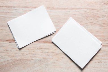 Boş portre mock-up kağıt. Broşür dergi izole kahverengi ahşap masa, değiştirilebilir arka plan / beyaz kağıt ağaç izole