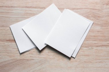 Boş portre mock-up kağıt. Broşür dergi izole kahverengi ahşap masa, değiştirilebilir arka plan / beyaz kağıt ağaç izole