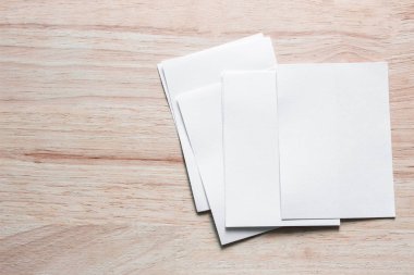 Boş portre mock-up kağıt. Broşür dergi izole kahverengi ahşap masa, değiştirilebilir arka plan / beyaz kağıt ağaç izole