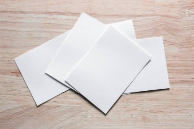 Boş portre mock-up kağıt. Broşür dergi izole kahverengi ahşap masa, değiştirilebilir arka plan / beyaz kağıt ağaç izole