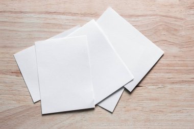 Boş portre mock-up kağıt. Broşür dergi izole kahverengi ahşap masa, değiştirilebilir arka plan / beyaz kağıt ağaç izole