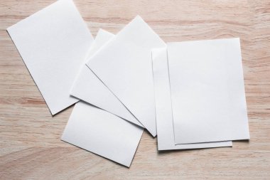 Boş portre mock-up kağıt. Broşür dergi izole kahverengi ahşap masa, değiştirilebilir arka plan / beyaz kağıt ağaç izole