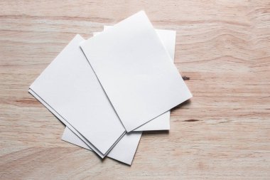 Boş portre mock-up kağıt. Broşür dergi izole kahverengi ahşap masa, değiştirilebilir arka plan / beyaz kağıt ağaç izole