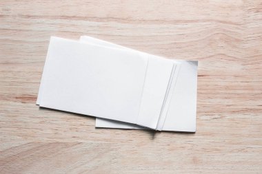 Boş portre mock-up kağıt. Broşür dergi izole kahverengi ahşap masa, değiştirilebilir arka plan / beyaz kağıt ağaç izole