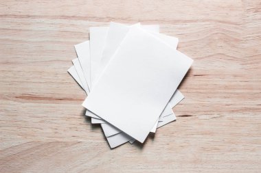 Boş portre mock-up kağıt. Broşür dergi izole kahverengi ahşap masa, değiştirilebilir arka plan / beyaz kağıt ağaç izole