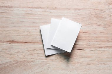 Boş portre mock-up kağıt. Broşür dergi izole kahverengi ahşap masa, değiştirilebilir arka plan / beyaz kağıt ağaç izole