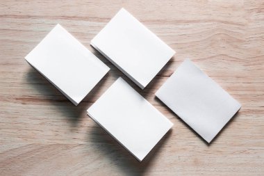 Boş portre mock-up kağıt. Broşür dergi izole kahverengi ahşap masa, değiştirilebilir arka plan / beyaz kağıt ağaç izole