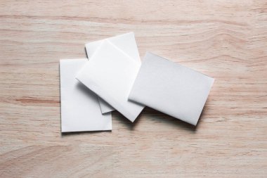 Boş portre mock-up kağıt. Broşür dergi izole kahverengi ahşap masa, değiştirilebilir arka plan / beyaz kağıt ağaç izole