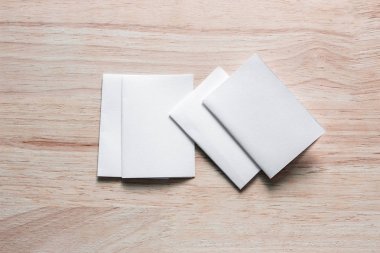 Boş portre mock-up kağıt. Broşür dergi izole kahverengi ahşap masa, değiştirilebilir arka plan / beyaz kağıt ağaç izole