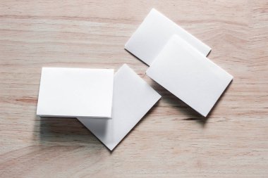 Boş portre mock-up kağıt. Broşür dergi izole kahverengi ahşap masa, değiştirilebilir arka plan / beyaz kağıt ağaç izole