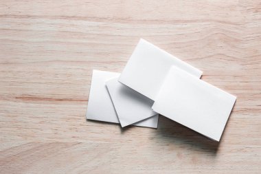 Boş portre mock-up kağıt. Broşür dergi izole kahverengi ahşap masa, değiştirilebilir arka plan / beyaz kağıt ağaç izole