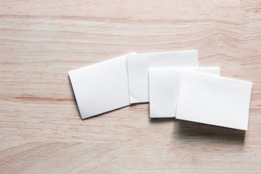 Boş portre mock-up kağıt. Broşür dergi izole kahverengi ahşap masa, değiştirilebilir arka plan / beyaz kağıt ağaç izole