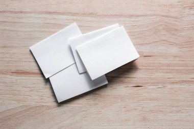 Boş portre mock-up kağıt. Broşür dergi izole kahverengi ahşap masa, değiştirilebilir arka plan / beyaz kağıt ağaç izole