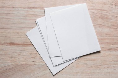 Boş portre mock-up kağıt. Broşür dergi izole kahverengi ahşap masa, değiştirilebilir arka plan / beyaz kağıt ağaç izole