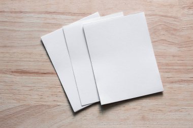 Boş portre mock-up kağıt. Broşür dergi izole kahverengi ahşap masa, değiştirilebilir arka plan / beyaz kağıt ağaç izole