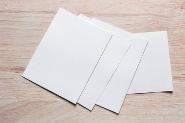 Boş portre mock-up kağıt. Broşür dergi izole kahverengi ahşap masa, değiştirilebilir arka plan / beyaz kağıt ağaç izole