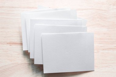 Boş portre mock-up kağıt. Broşür dergi izole kahverengi ahşap masa, değiştirilebilir arka plan / beyaz kağıt ağaç izole