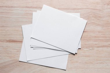 Boş portre mock-up kağıt. Broşür dergi izole kahverengi ahşap masa, değiştirilebilir arka plan / beyaz kağıt ağaç izole