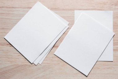 Boş portre mock-up kağıt. Broşür dergi izole kahverengi ahşap masa, değiştirilebilir arka plan / beyaz kağıt ağaç izole