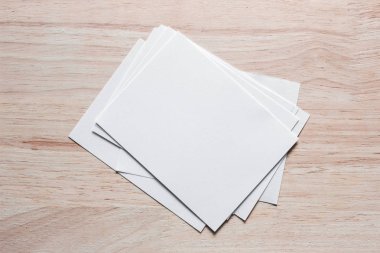 Boş portre mock-up kağıt. Broşür dergi izole kahverengi ahşap masa, değiştirilebilir arka plan / beyaz kağıt ağaç izole