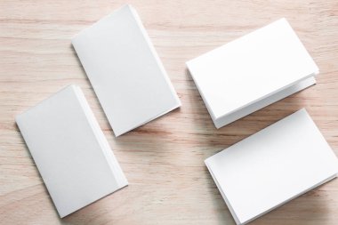 Boş portre mock-up kağıt. Broşür dergi izole kahverengi ahşap masa, değiştirilebilir arka plan / beyaz kağıt ağaç izole