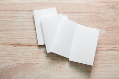 Boş portre mock-up kağıt. Broşür dergi izole kahverengi ahşap masa, değiştirilebilir arka plan / beyaz kağıt ağaç izole