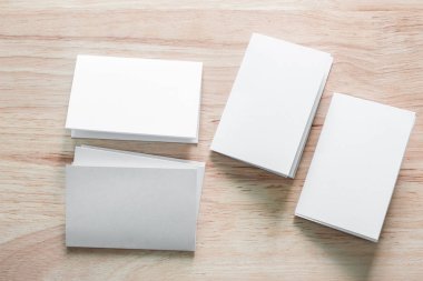 Boş portre mock-up kağıt. Broşür dergi izole kahverengi ahşap masa, değiştirilebilir arka plan / beyaz kağıt ağaç izole