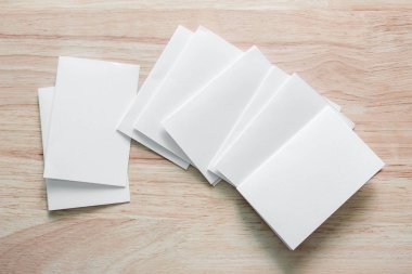 Boş portre mock-up kağıt. Broşür dergi izole kahverengi ahşap masa, değiştirilebilir arka plan / beyaz kağıt ağaç izole