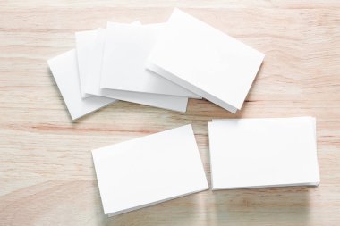 Boş portre mock-up kağıt. Broşür dergi izole kahverengi ahşap masa, değiştirilebilir arka plan / beyaz kağıt ağaç izole