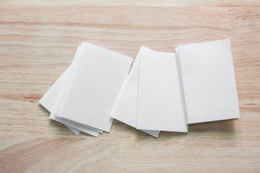 Boş portre mock-up kağıt. Broşür dergi izole kahverengi ahşap masa, değiştirilebilir arka plan / beyaz kağıt ağaç izole