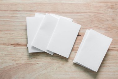 Boş portre mock-up kağıt. Broşür dergi izole kahverengi ahşap masa, değiştirilebilir arka plan / beyaz kağıt ağaç izole