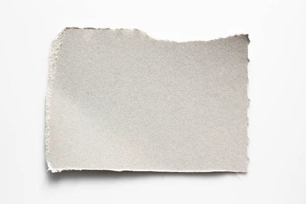 Kahverengi Doku Kağıt Beyaz Arka Plan Üzerinde Yırtık Oluklu Karton — Stok fotoğraf