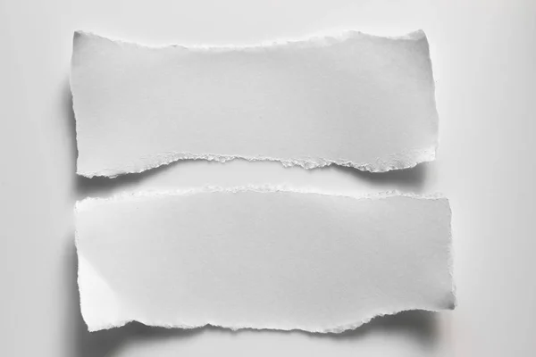 Brown Gegolfd Textuur Papier Gescheurd Witte Achtergrond Rip Van Kartonnen — Stockfoto