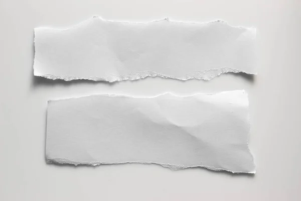 白色撕破的纸灰色背景 收集纸屑 — 图库照片