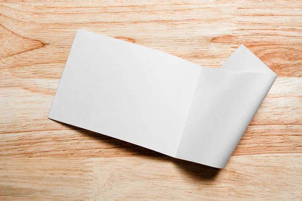 Boş portre mock-up kağıt. Broşür dergi izole kahverengi ahşap masa, değiştirilebilir arka plan / beyaz kağıt ağaç izole