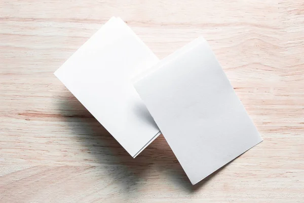 Papel Maquete Retrato Branco Revista Brochura Isolado Mesa Madeira Marrom — Fotografia de Stock