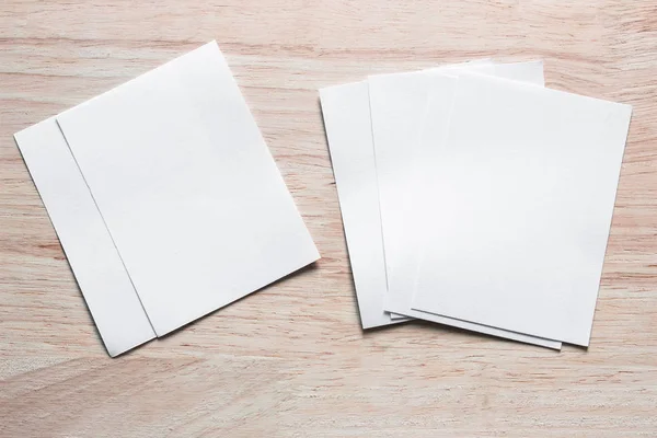 空白の肖像モックアップの紙 パンフレット雑誌茶色の木製のテーブル 変更可能な背景に分離された木材に分離されたホワイト ペーパー — ストック写真