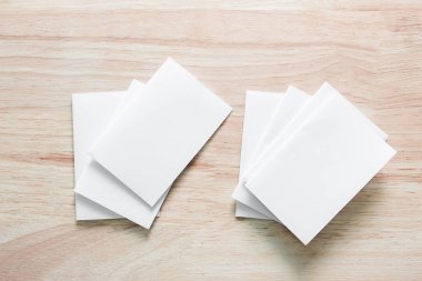 Boş portre mock-up kağıt. Broşür dergi izole kahverengi ahşap masa, değiştirilebilir arka plan / beyaz kağıt ağaç izole