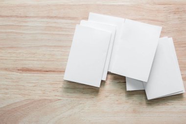 Boş portre mock-up kağıt. Broşür dergi izole kahverengi ahşap masa, değiştirilebilir arka plan / beyaz kağıt ağaç izole