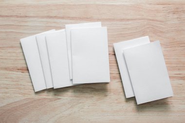 Boş portre mock-up kağıt. Broşür dergi izole kahverengi ahşap masa, değiştirilebilir arka plan / beyaz kağıt ağaç izole