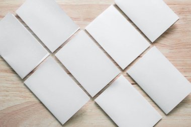 Boş portre mock-up kağıt. Broşür dergi izole kahverengi ahşap masa, değiştirilebilir arka plan / beyaz kağıt ağaç izole