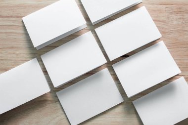 Boş portre mock-up kağıt. Broşür dergi izole kahverengi ahşap masa, değiştirilebilir arka plan / beyaz kağıt ağaç izole