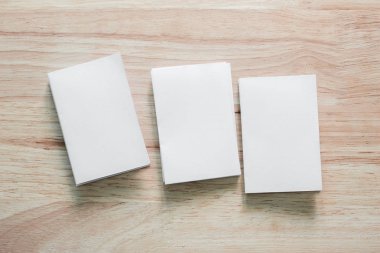 Boş portre mock-up kağıt. Broşür dergi izole kahverengi ahşap masa, değiştirilebilir arka plan / beyaz kağıt ağaç izole