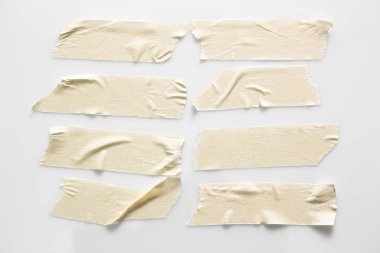 Ve beyaz viski kasetler gri arka plan üzerinde ayarlayın. Yatay ve farklı boyut beyaz yapışkan bant, yapıştırıcı parçaları yırtılmış.