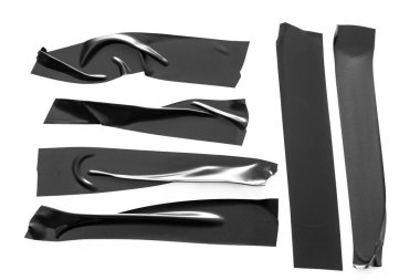 Siyah bantlar beyaz arka plan üzerinde ayarlayın. Yatay ve farklı boyut siyah bant, yapıştırıcı parçaları yırtılmış.