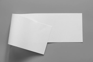 Boş portre mock-up kağıt. gri, değiştirilebilir arka plan izole broşür dergi / beyaz kağıt izole gri üzerine