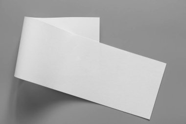 Boş portre mock-up kağıt. gri, değiştirilebilir arka plan izole broşür dergi / beyaz kağıt izole gri üzerine