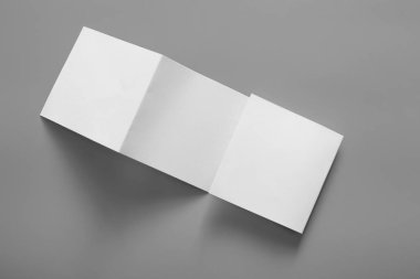 Boş portre mock-up kağıt. gri, değiştirilebilir arka plan izole broşür dergi / beyaz kağıt izole gri üzerine